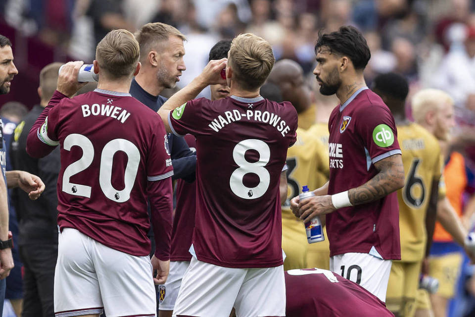 LOGO SHOT！库里赛前中圈三分两连中 轻松写意