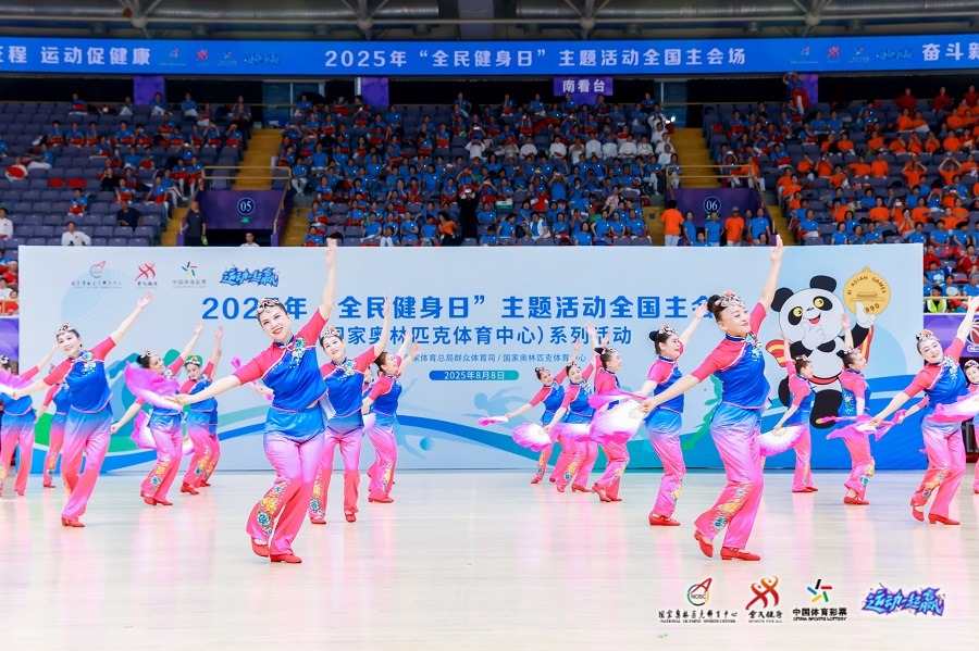 孤独的博弈：为什么高手往往喜欢独自坐在桌角？（独坐桌角的秘密：高手为何偏爱孤独较量？）